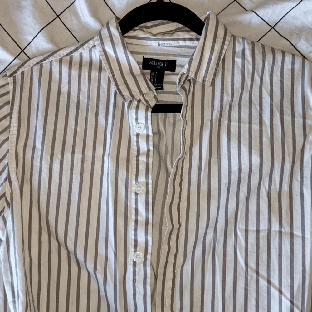 ✨2/$40✨ FOREVER 21 grey/white striped short sleeve button down shirt